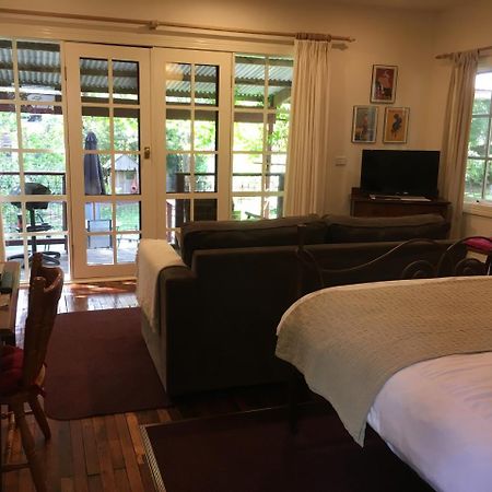 Stone'S Throw Cottage Bed And Breakfast Belgrave Eksteriør billede