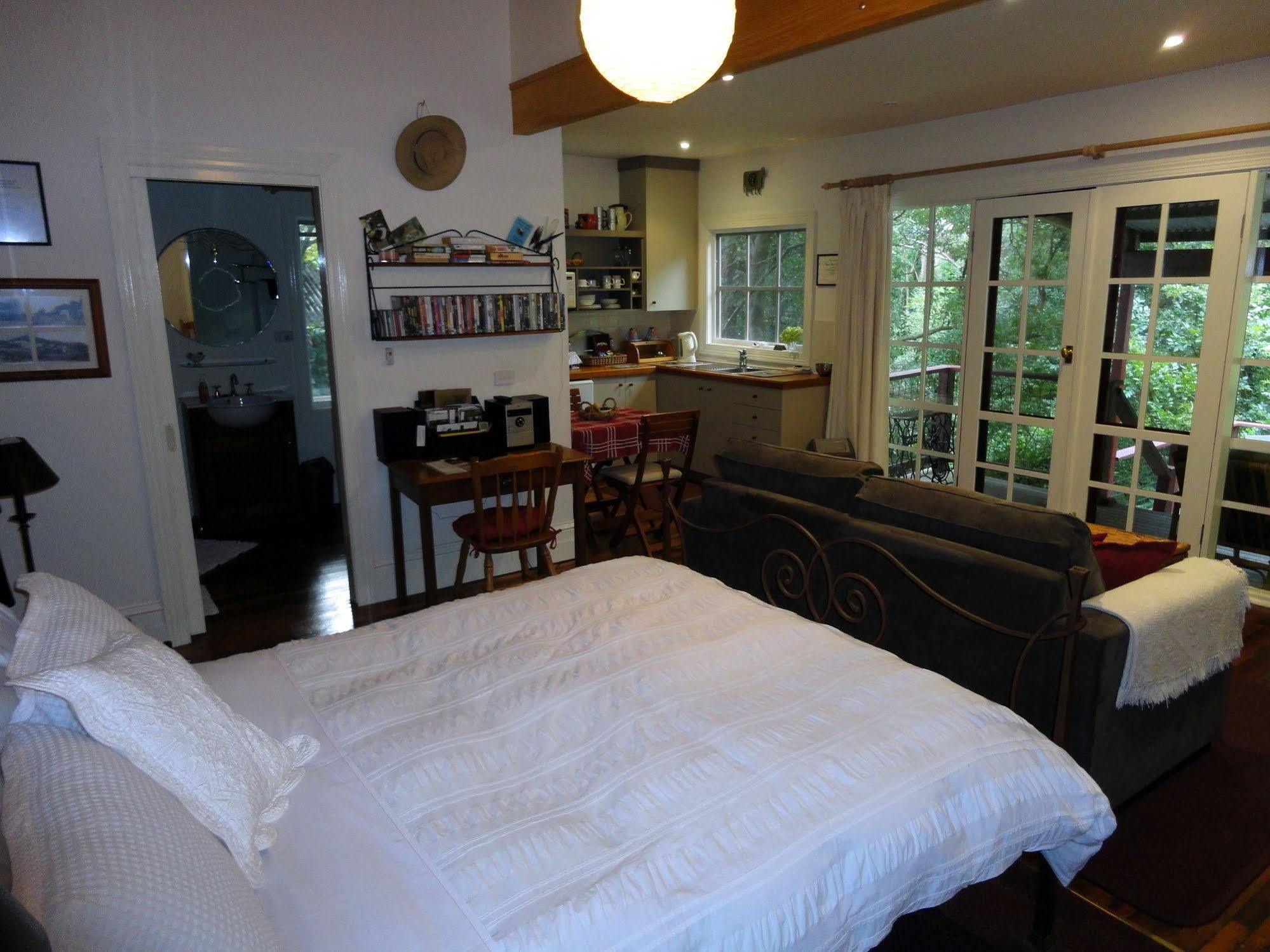Stone'S Throw Cottage Bed And Breakfast Belgrave Eksteriør billede
