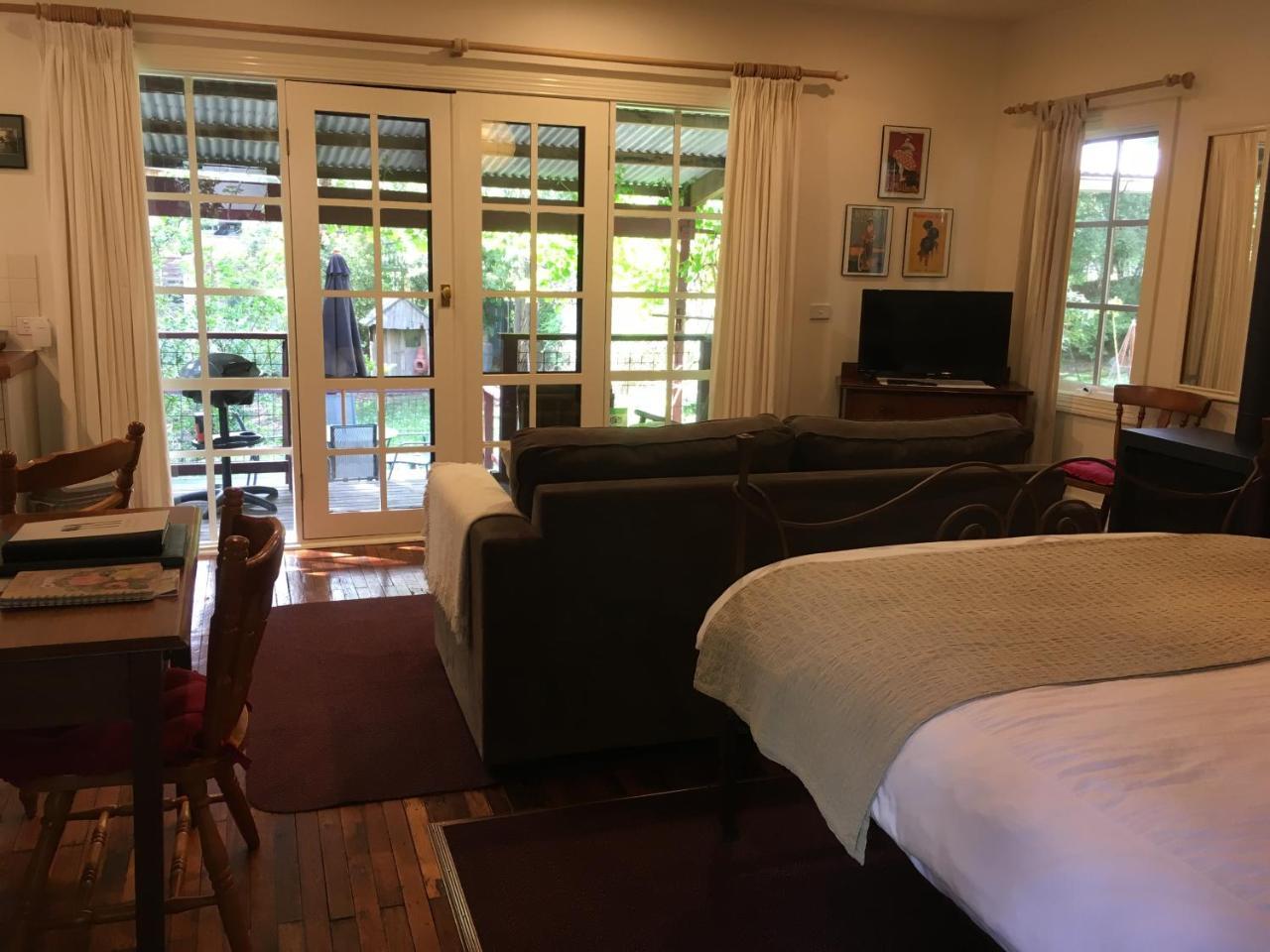 Stone'S Throw Cottage Bed And Breakfast Belgrave Eksteriør billede